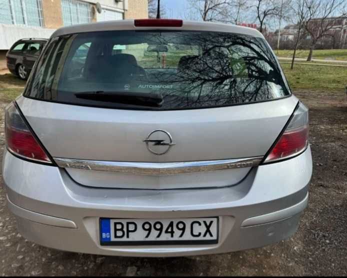 Продавам лек автомобил