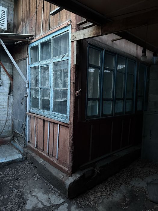 Продам дом барачного типа, навес.