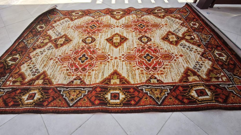 Килим с красиви орнаменти