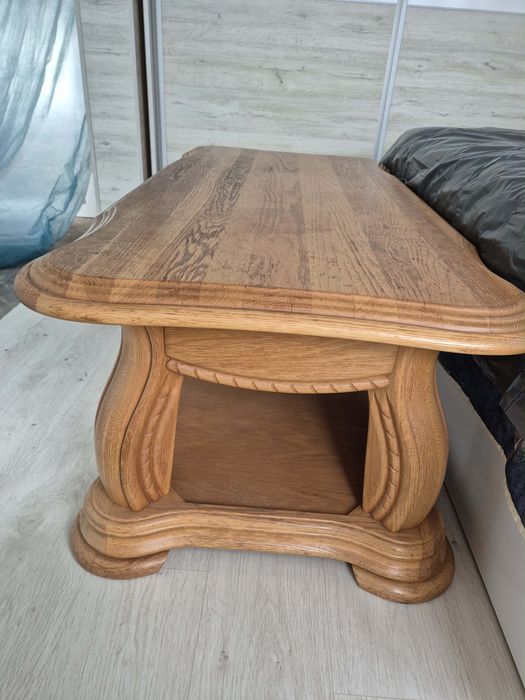 Кожена холна гарнитура и дървена маса.