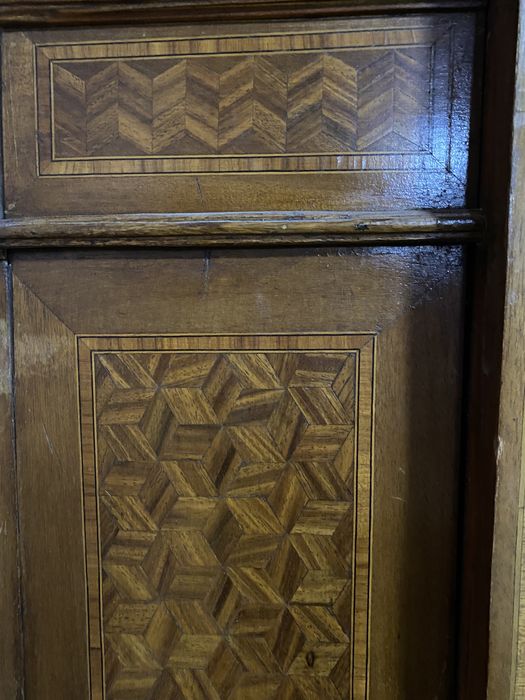 Аникварный шкаф