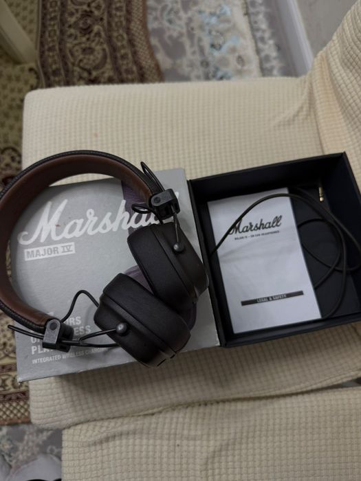 Продаётся беспроводной наушник Marshall