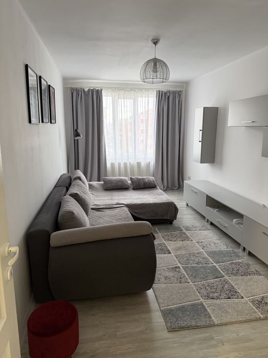 Inchiriez apartament 2 camere (loc de parcare inclus)