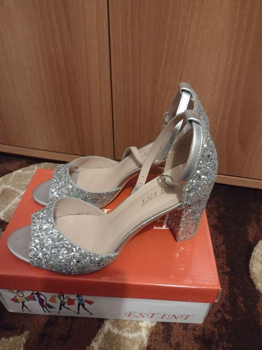 Vând sandale de ocazie