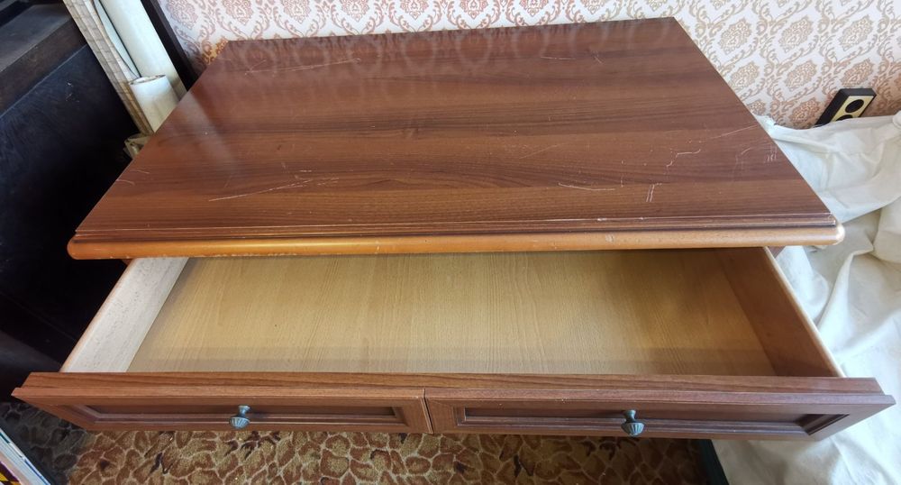 Бюро с голямо чекмедже