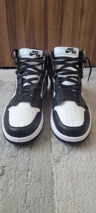 Vand J1 black and white