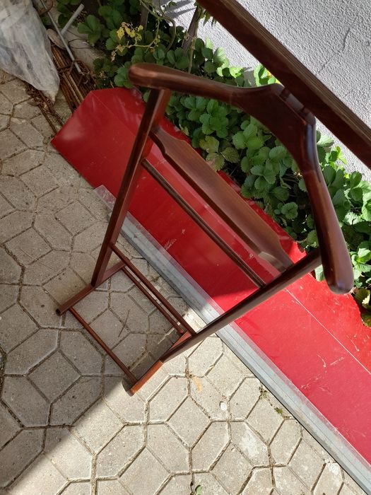 Vand suport pentru costum popular