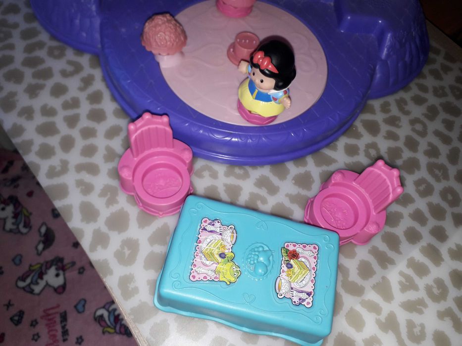 Дисни принцеси и замък