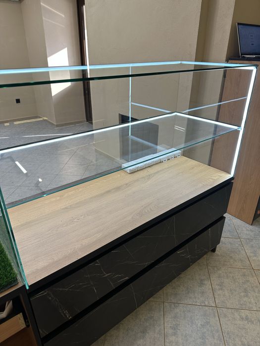 витрина со выдвижнем полками