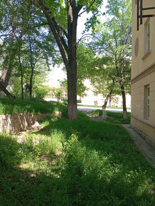 Продаётся 2-х комнатная квартира рядом Дворце Химика 1-й этаж