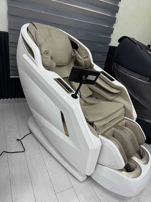 Массажное кресло с функцией подогрева для комфорта.