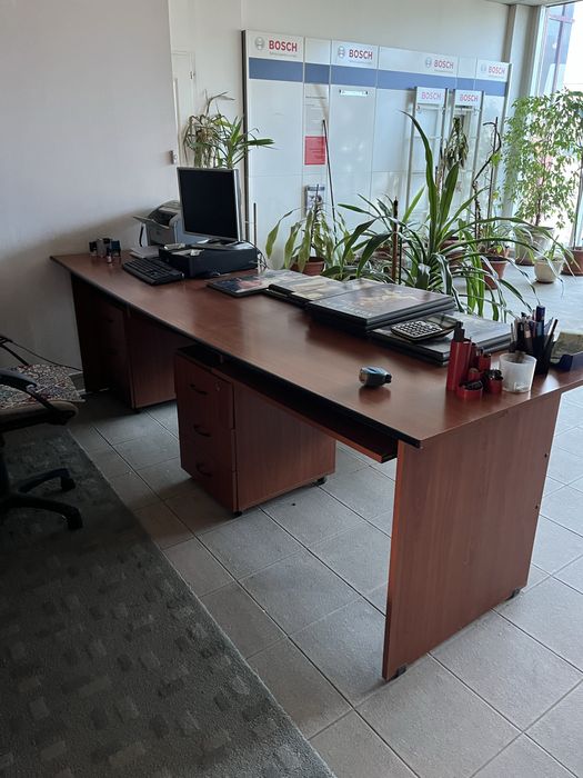 Birou 2,7m per 82 plus 2x dulăpioare mobile