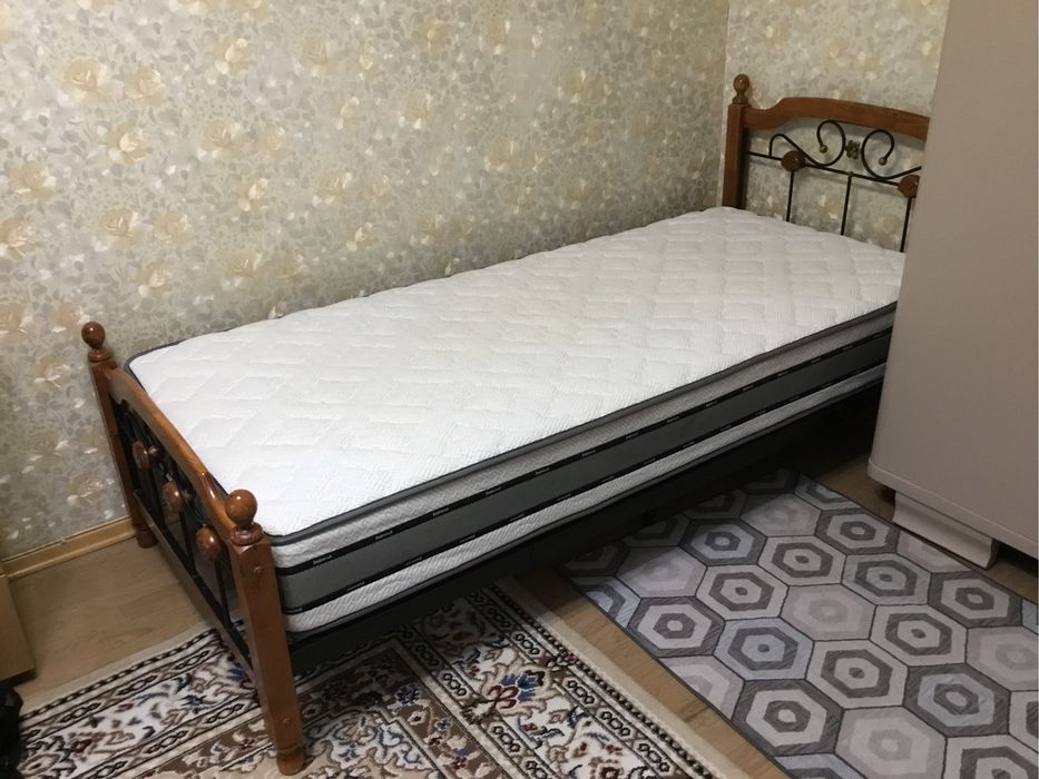 Кровать с матрацем, в отличном состоянии