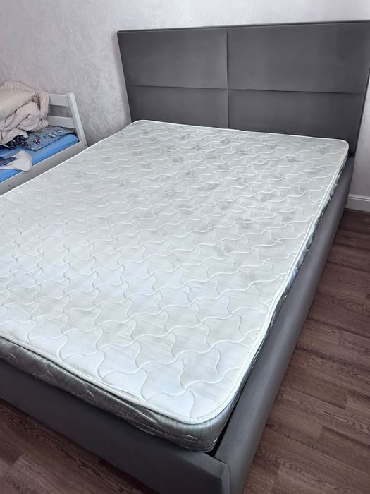 Продам кровать с матрасом 180х160