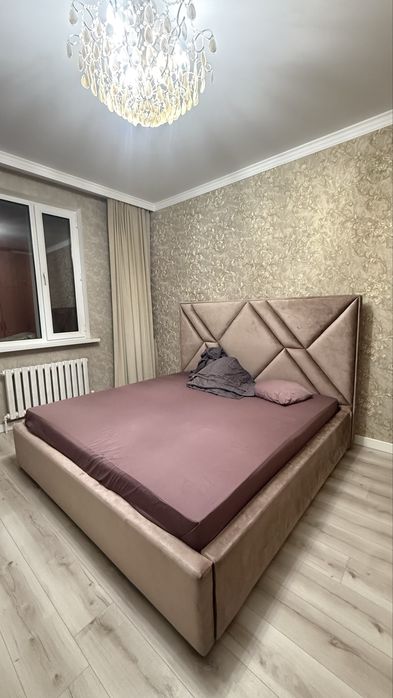 Просторная двуспальная кровать с матрасом в отличном состоянии
