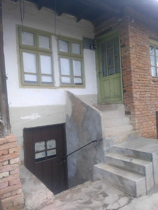 Къща с градина и двор