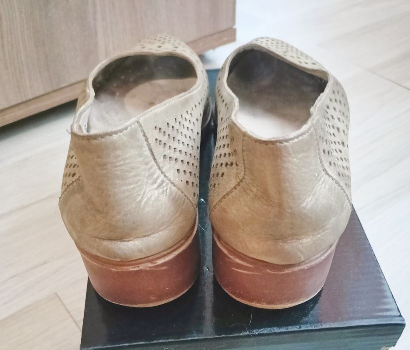 Златисти обувки от естествена кожа