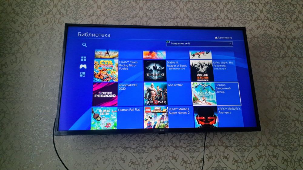 PS4 Pro 1TB (с пломбой) / 2 джойстика / 20 игр