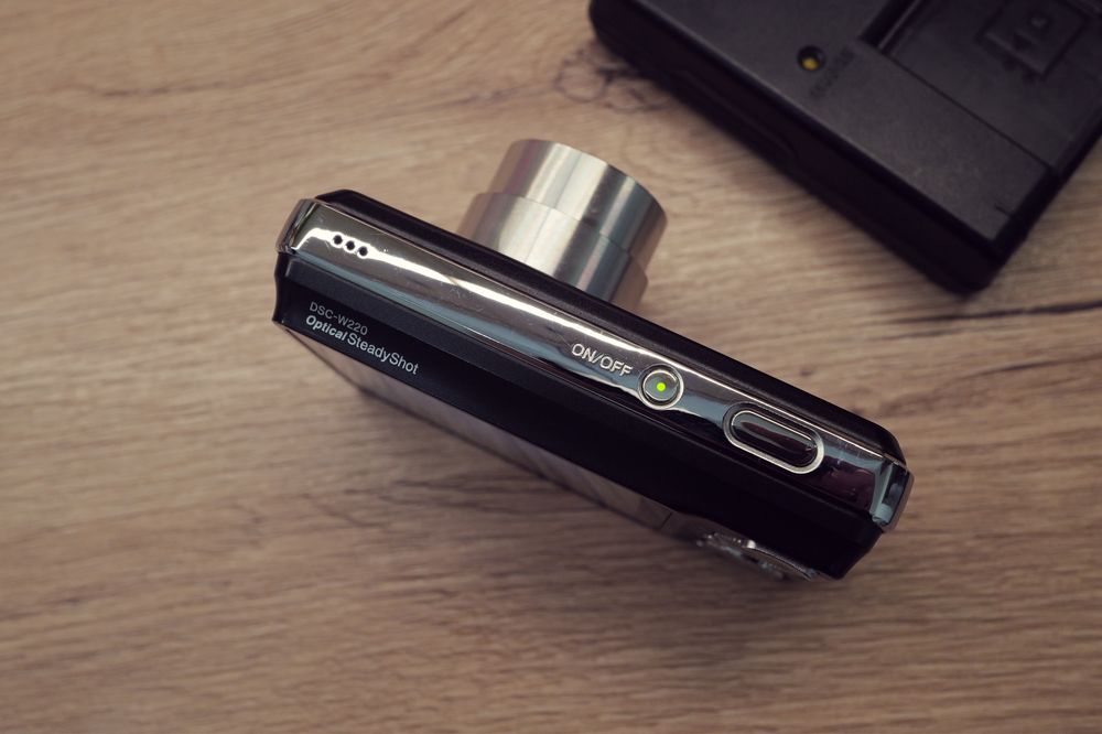 Aparat foto Sony Cybershot 12 megapixeli Zeiss ca si NOU Card w220