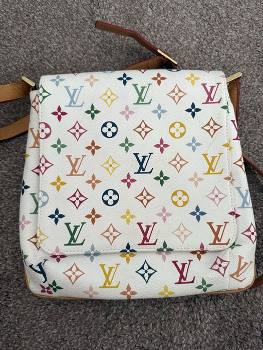 Чанта Louis Vuitton и Чанта VALENTINO