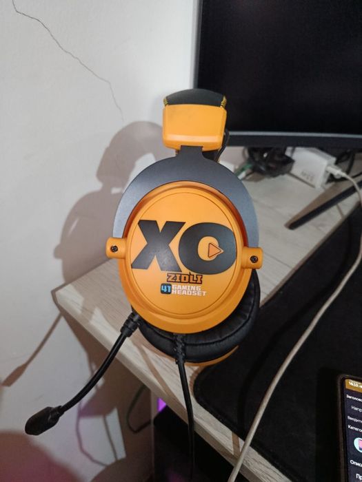 Монитор, Клавиатура, Мышка и наушники.