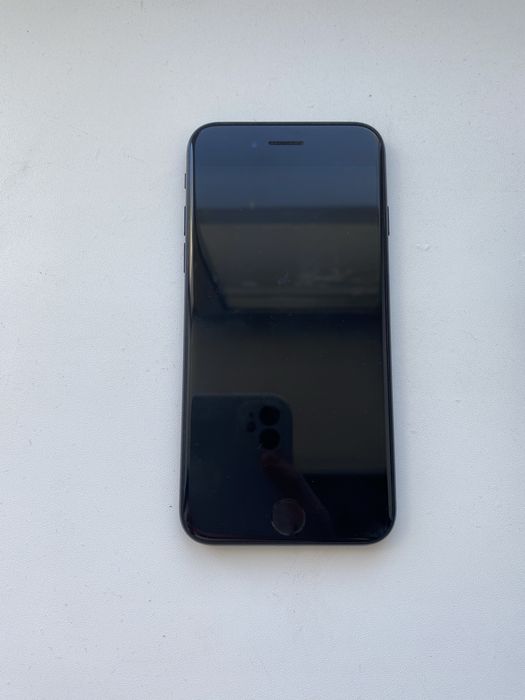 Продам iPhone 8