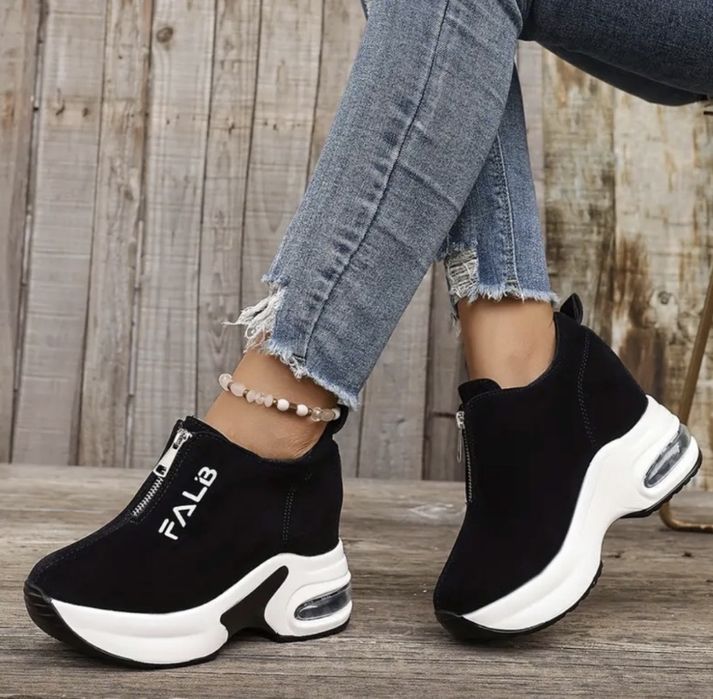 Кроссовки женские