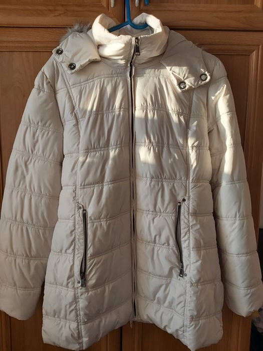 Vând geacă damă elegantă culoare bej.