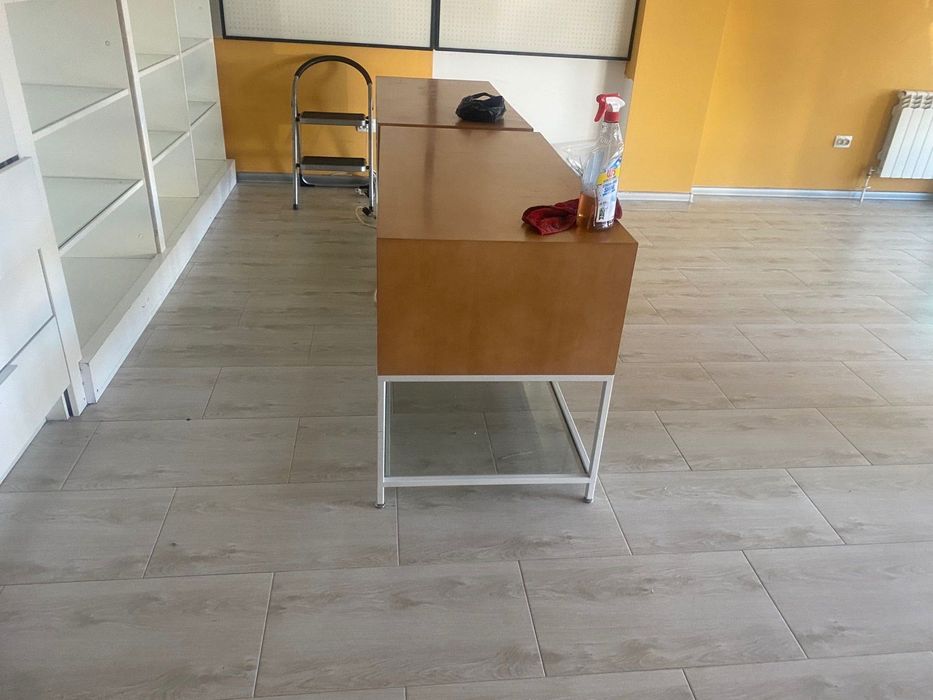 Маса/шкаф с огледална повърхност