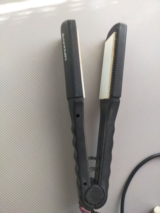 Утюжок для выпрямления волос.