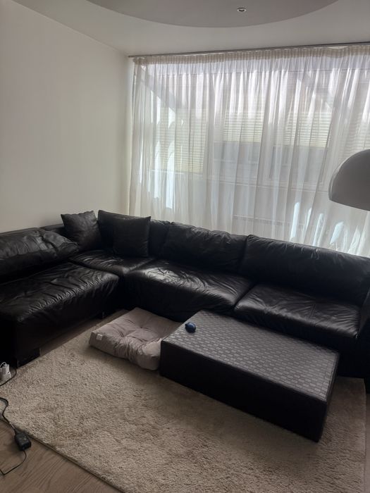 Тъмно кафяв кожен диван