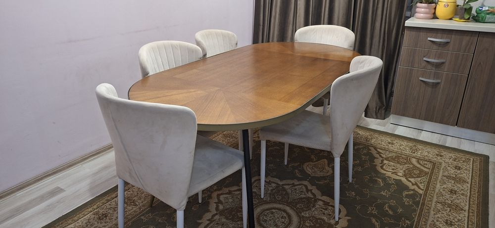 Masă ovală mare, pe schelet metalic