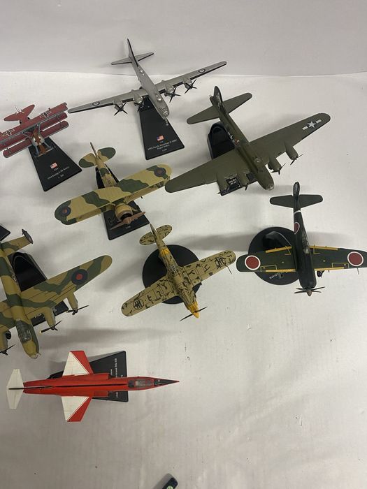 Avioane militare diverse modele macheta 1:72, 1:100, 1:200
