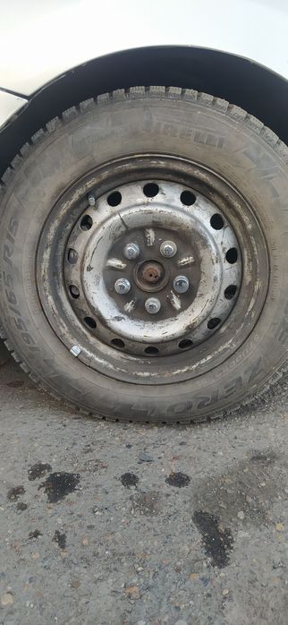 Покрышка шипованная,с диском