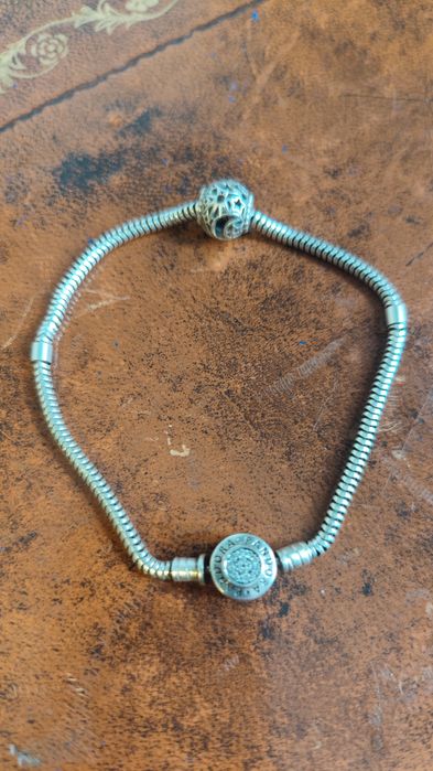 Brățară Pandora argint 925, 12g, cu 2 charm-uri originale.