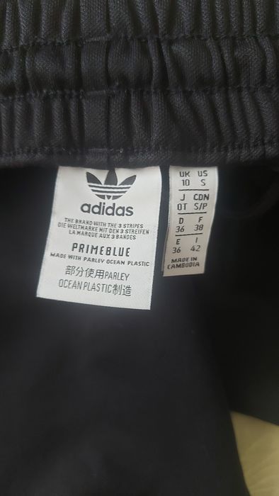 Pantalonii Adidas