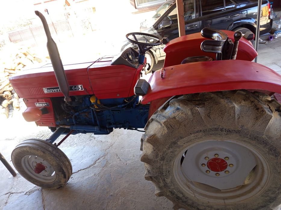 Tractor U445+ remorcă