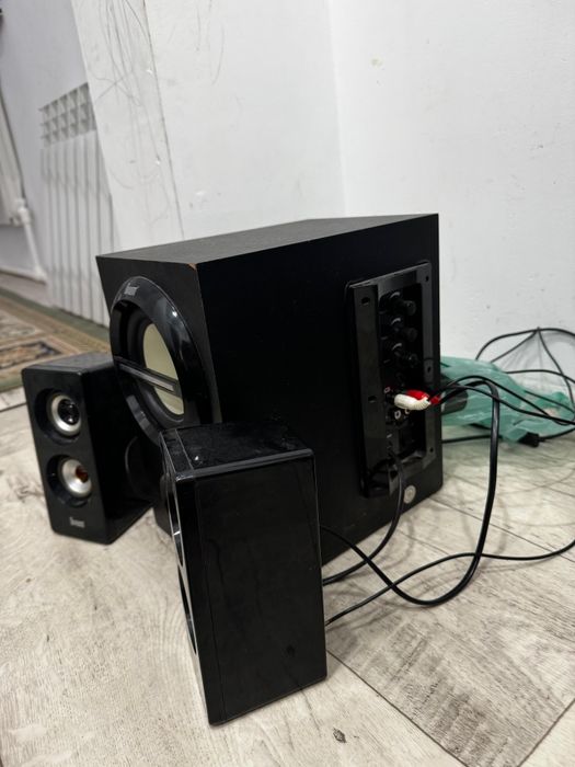 Колонка большая и два доп рядом