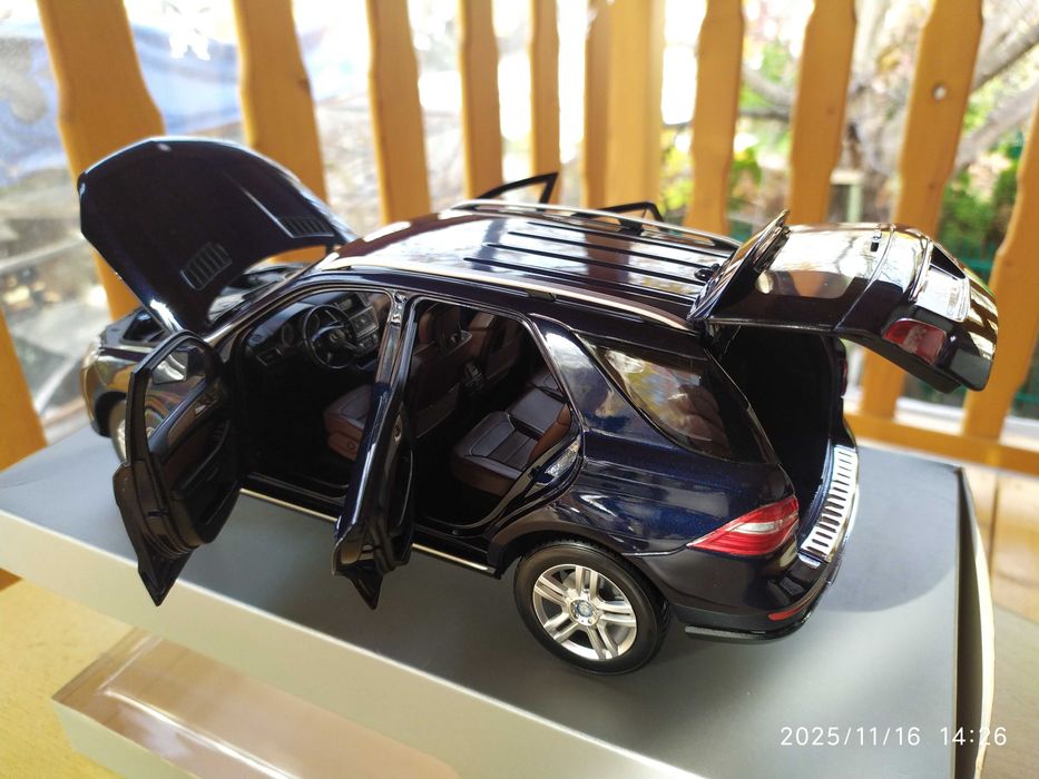 1:18 Метален модел на Mercedes M Klasse ML 2011 Minichamps