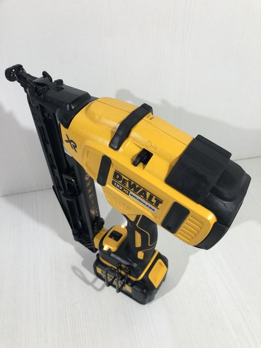 Pistol cuie Dewalt DCN 660