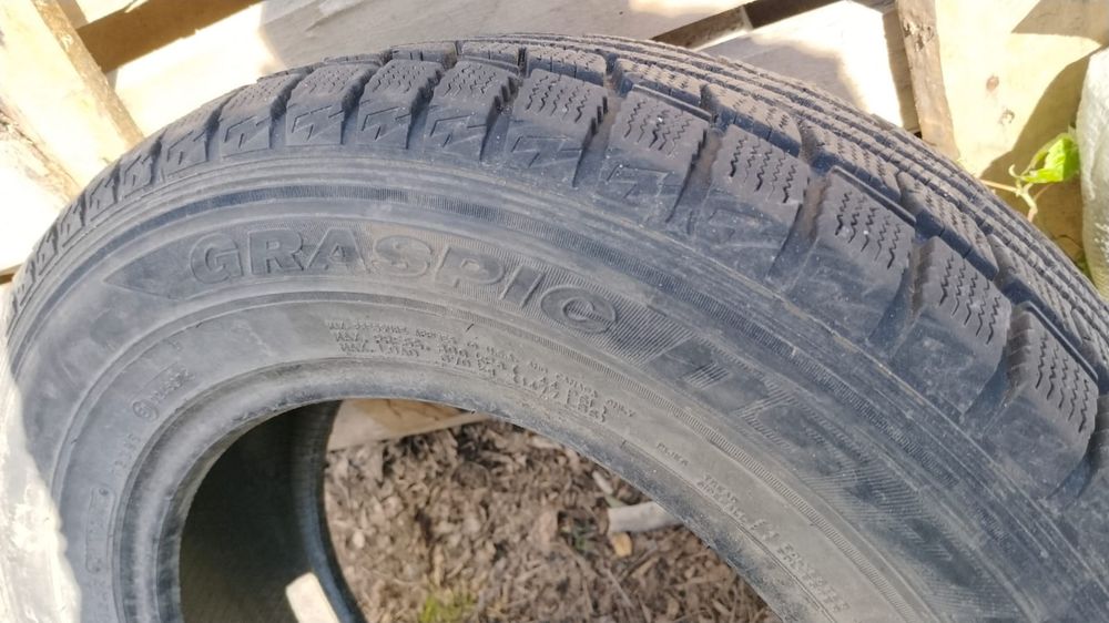 Продам покрышки на  R15 всесезонка