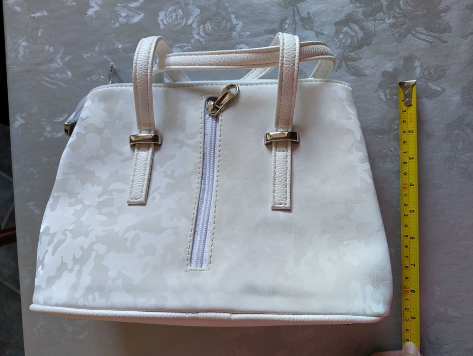 Малка бяла дамска чанта
