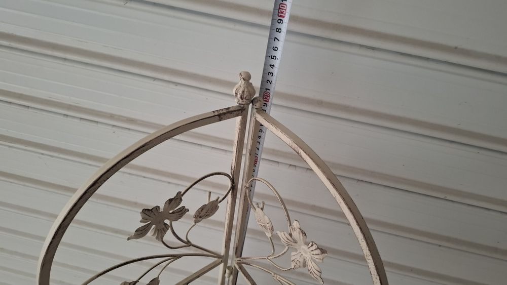 Метален цветарник