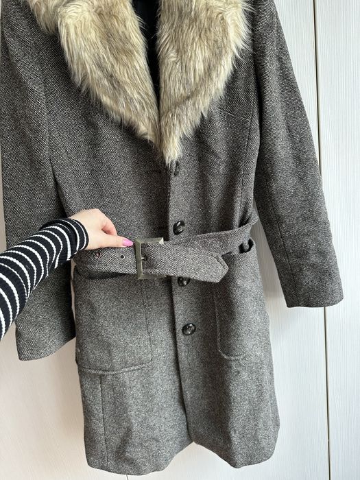 Продавам палто S размер на марката Etere