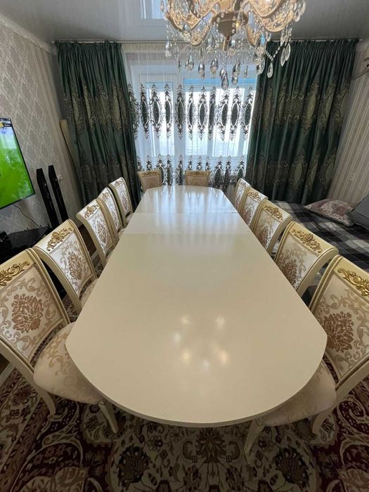 Стол и 12 стулья