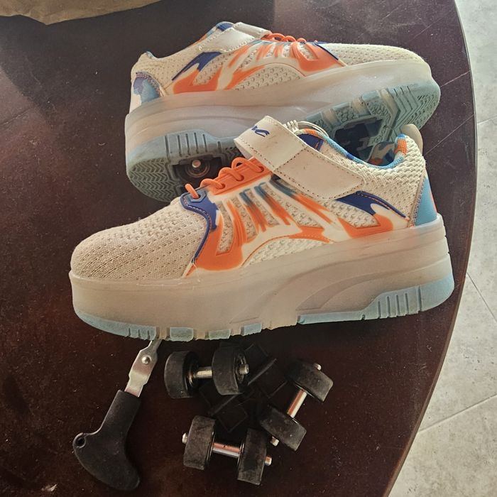 Adidasi cu role marimea 33 aproape noi