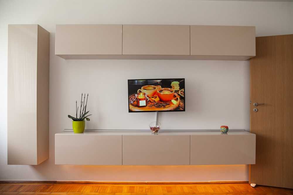 Proprietar, vând ap 2 camere, s2, Bd Basarabia, decomandat, 5 min metrou Costin Georgian, etaj 8/9, mobilat si utilat, pret 109.000 negociabil.