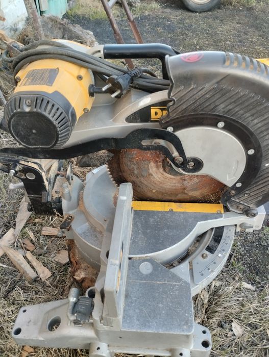 Продам торцовочную пилу Деволт