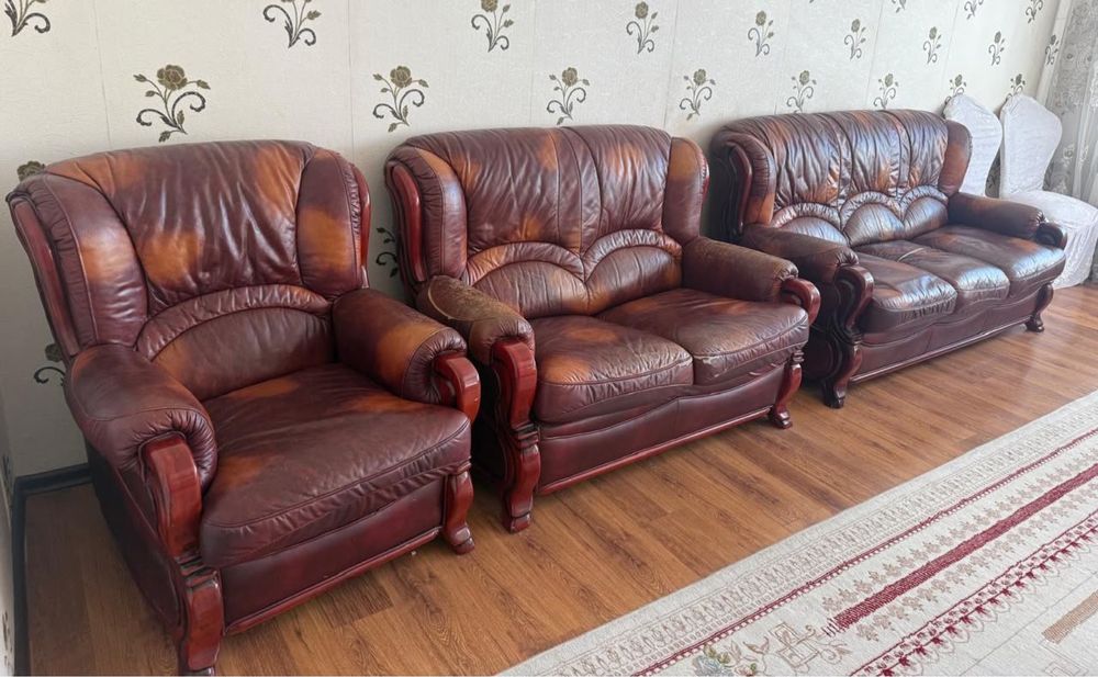 Кожанный диван с двумя креслами