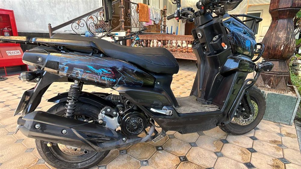 Scotter Black colour 150cc with number and all documents clear